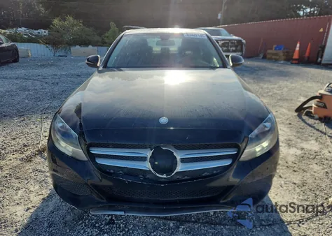 2016 Mercedes-Benz C 300 z USA, uszkodzony, nr VIN 55SWF4JB9GU100818